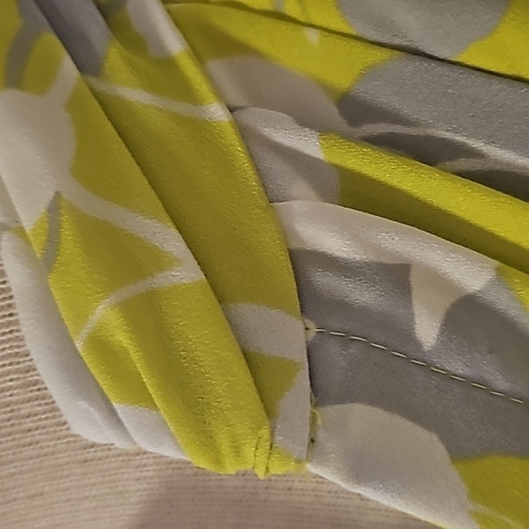 Banana Republic summer blouse. Size Petite medium. Green, gray, and white. - Picture 3 of 5